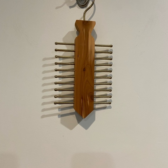 Cedar Tie Shaped Tie Rack - Holds Up To 20 Ties - Picture 3 of 5